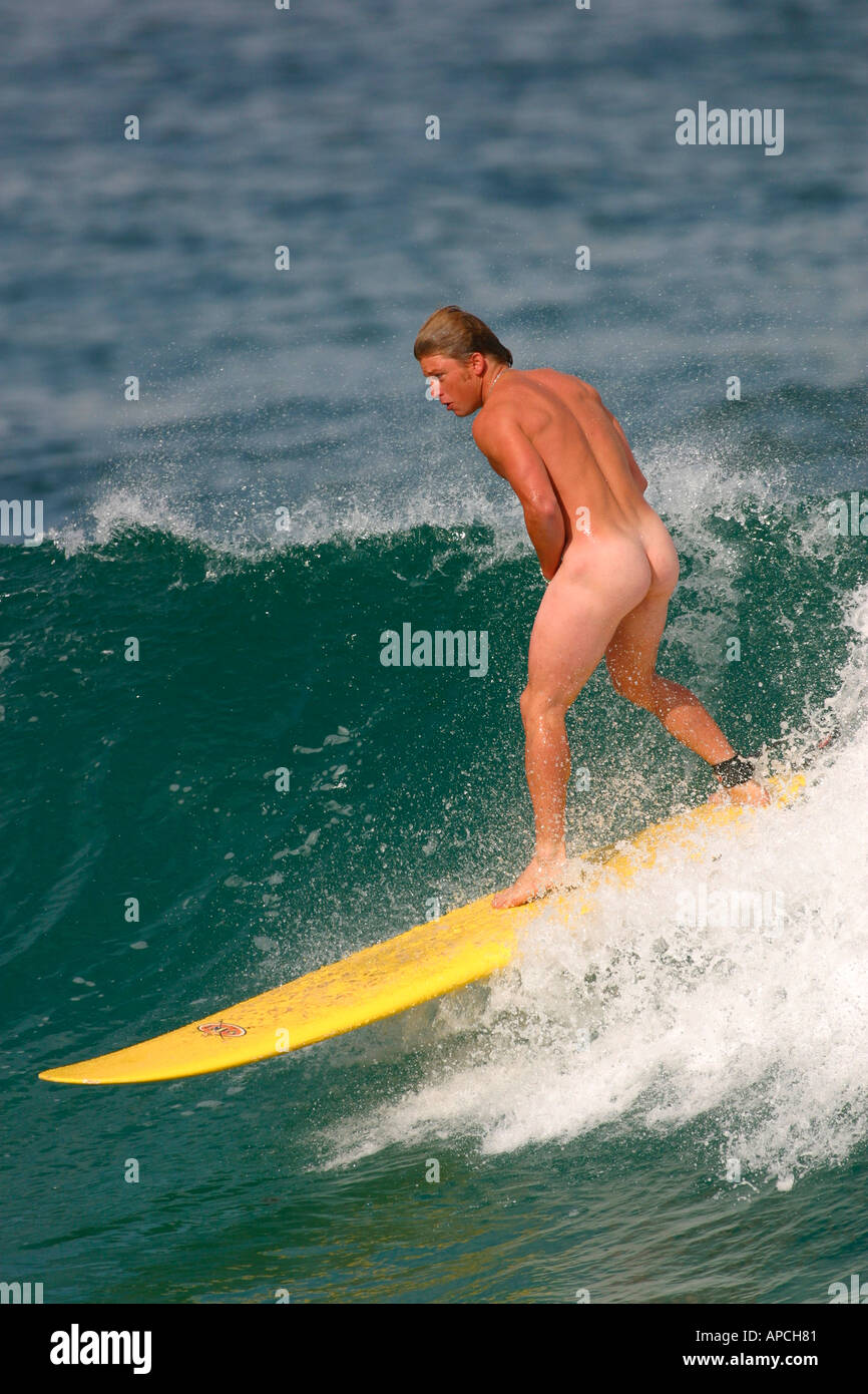 Desnuda, nude surfboarding surfer en ola, Cornualles, en el REINO UNIDO  Fotografía de stock - Alamy