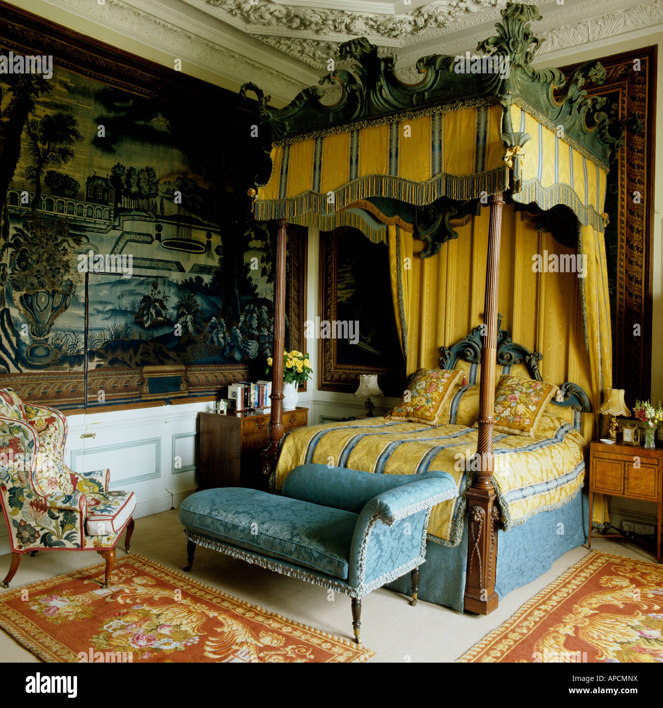 Dormitorio con cama Fourposter tapiz en Burghley House, Inglaterra Foto de stock