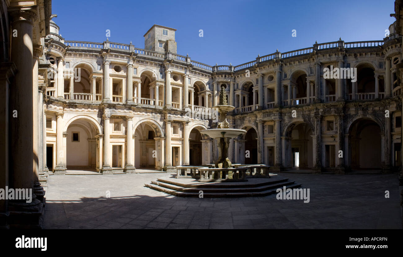 El rey Juan III Claustro (obra maestra del Renacimiento) en el convento templario de Cristo en Tomar, Portugal. Patrimonio Mundial de la UNESCO Foto de stock