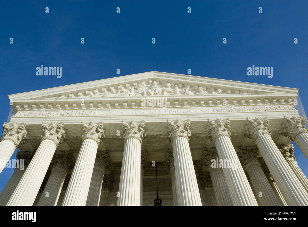 La Corte Suprema de Estados Unidos en Washington DC en la brillante luz del sol Foto de stock