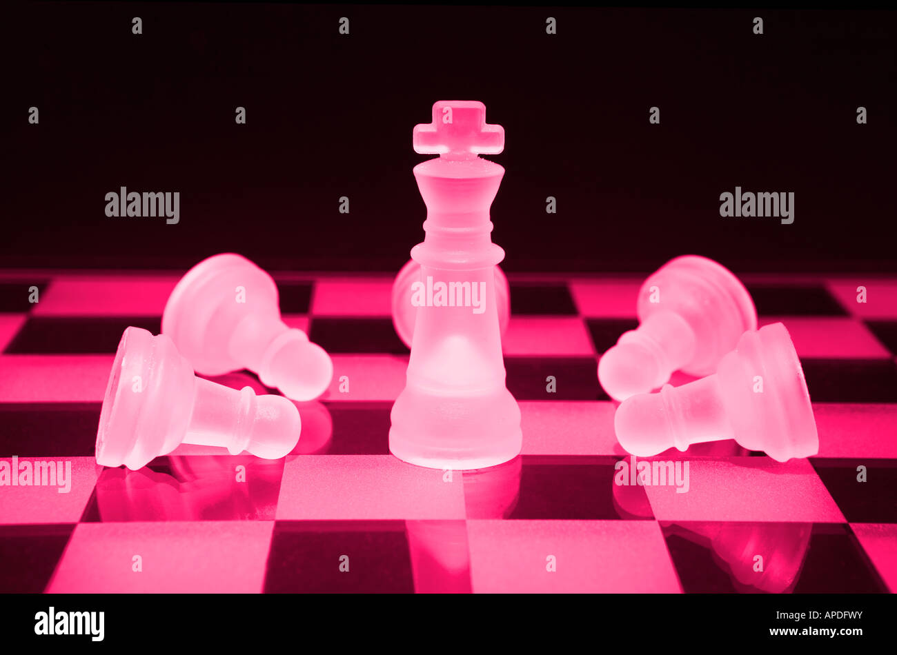 Juego de ajedrez rey rosa de color y 4 peones de tabla de ajedrez  Fotografía de stock - Alamy