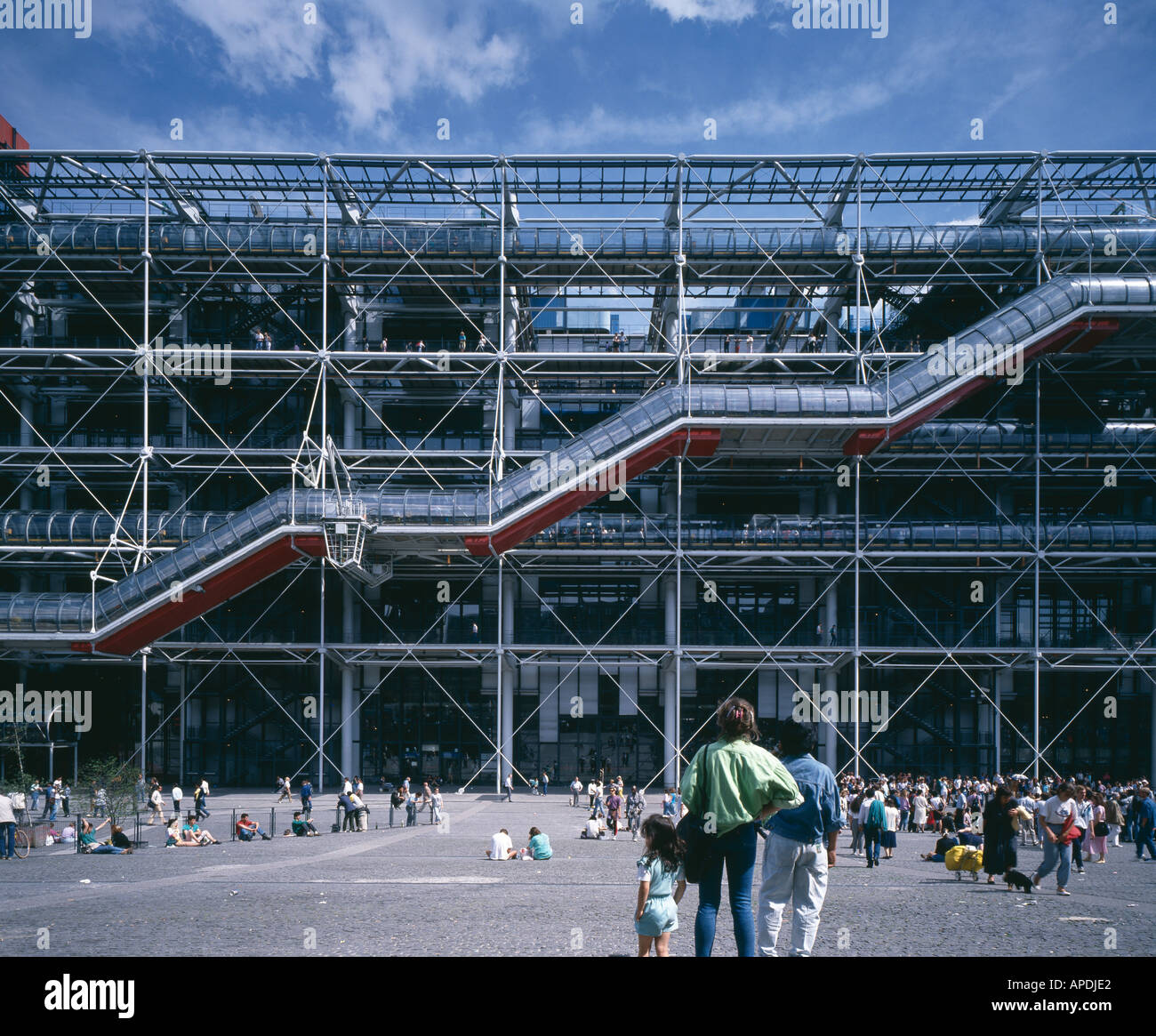 Centro Pompidou, París, 1977. Elevación frontal con la familia en primer  plano. Arquitecto: Renzo Piano y Richard Rogers Fotografía de stock - Alamy