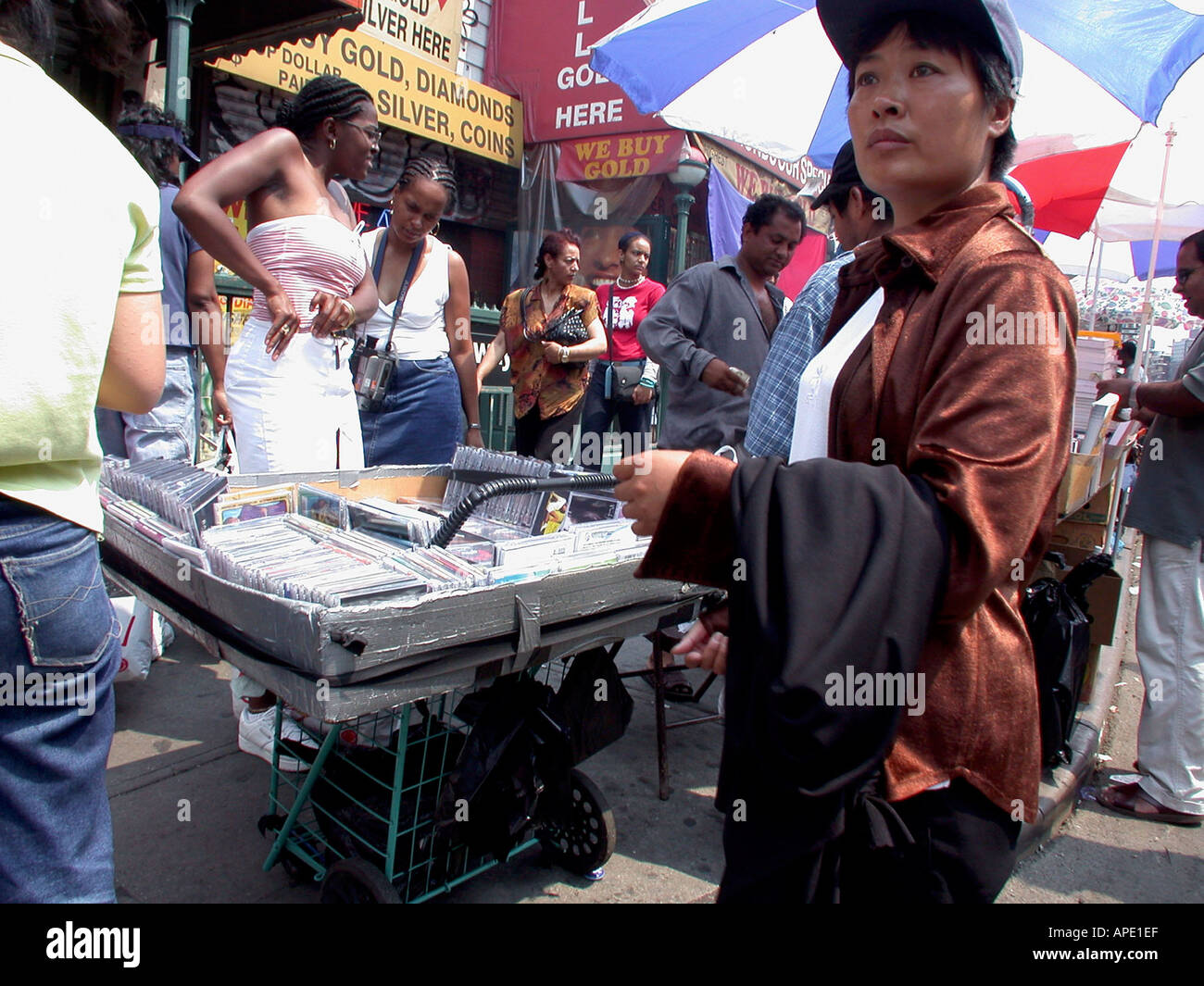 Los vendedores en la Calle Canal en Chinatown vende copias ilegales de  música de CD y DVD y vídeos de películas actuales Fotografía de stock -  Alamy
