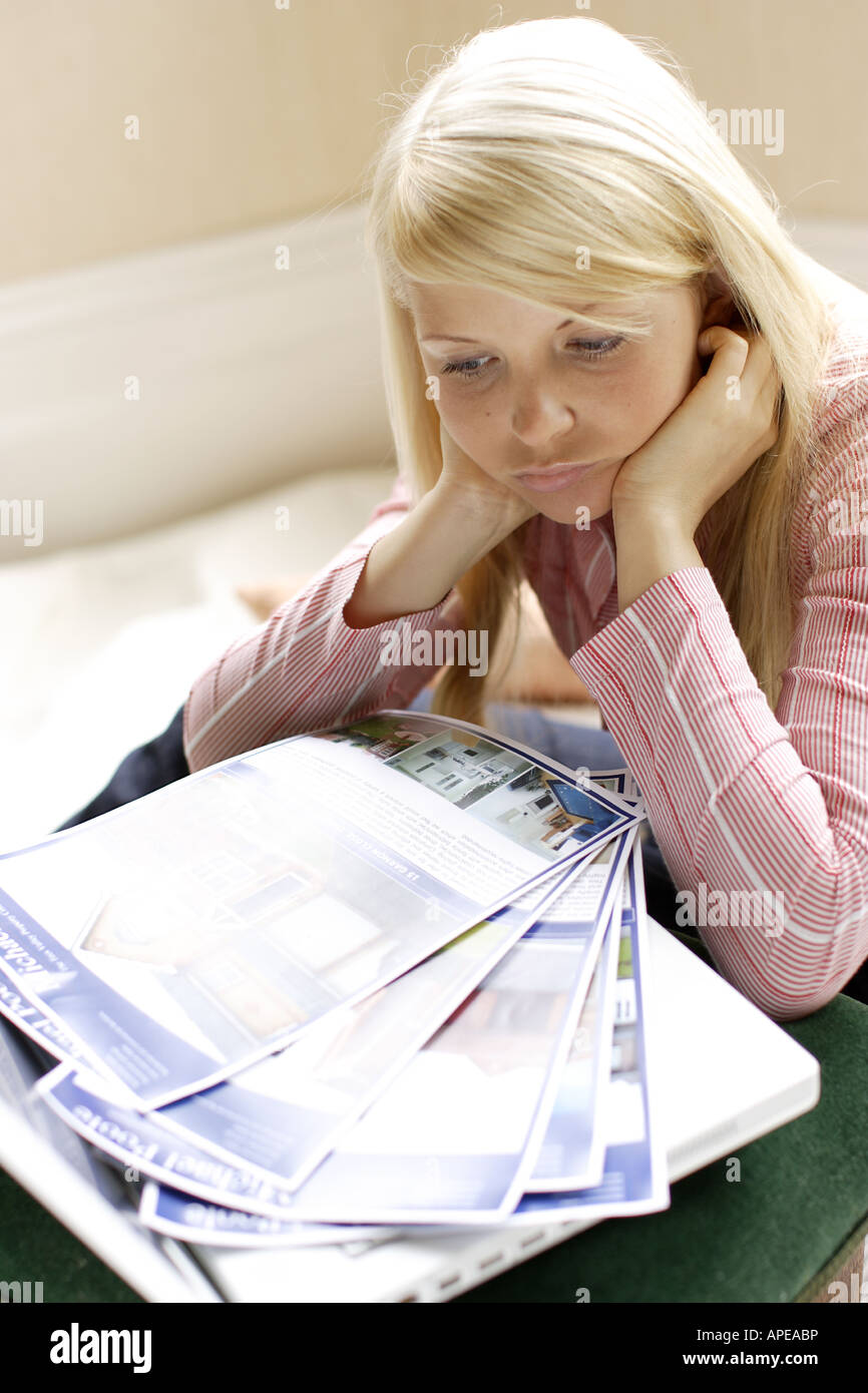 Mujer joven mirando datos de casas y apartamentos Foto de stock