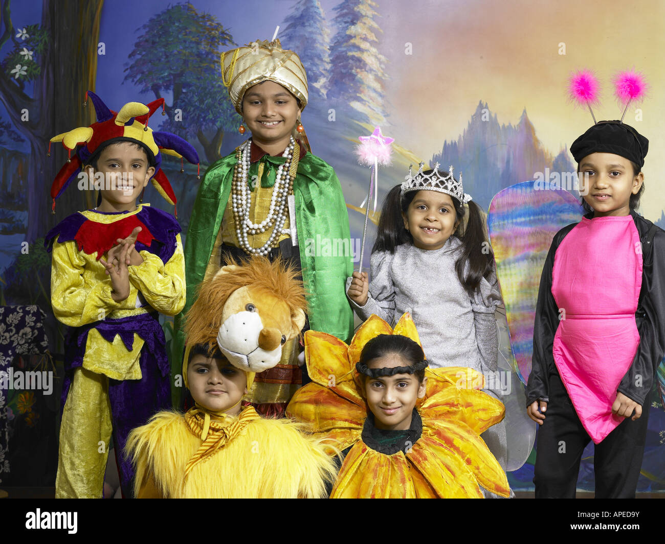 India del sur de Asia los niños y niñas realizan concurso de disfraces en  el escenario en la escuela de párvulos MR Fotografía de stock - Alamy