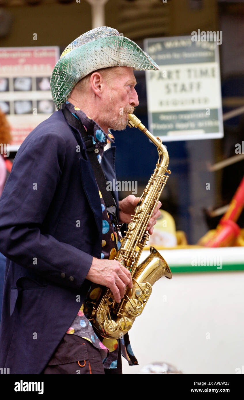 El saxofonista Nik Turner antes de Hawkwind actuando con su banda en el  Festival anual de Jazz de Brecon Powys en Gales UK Fotografía de stock -  Alamy