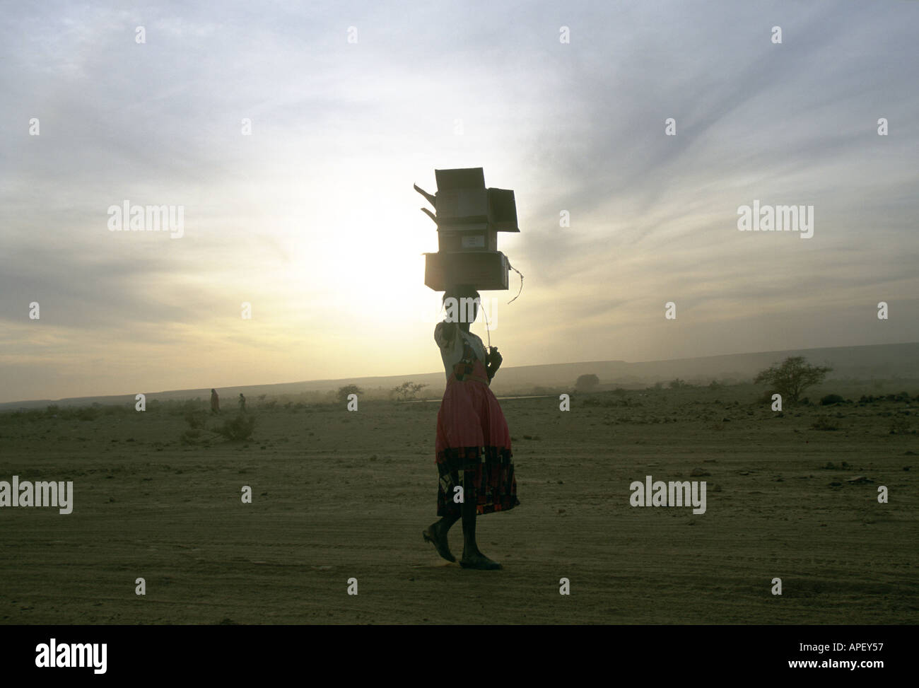 La mujer mauritana nativos llevar cajas en su cabeza Foto de stock