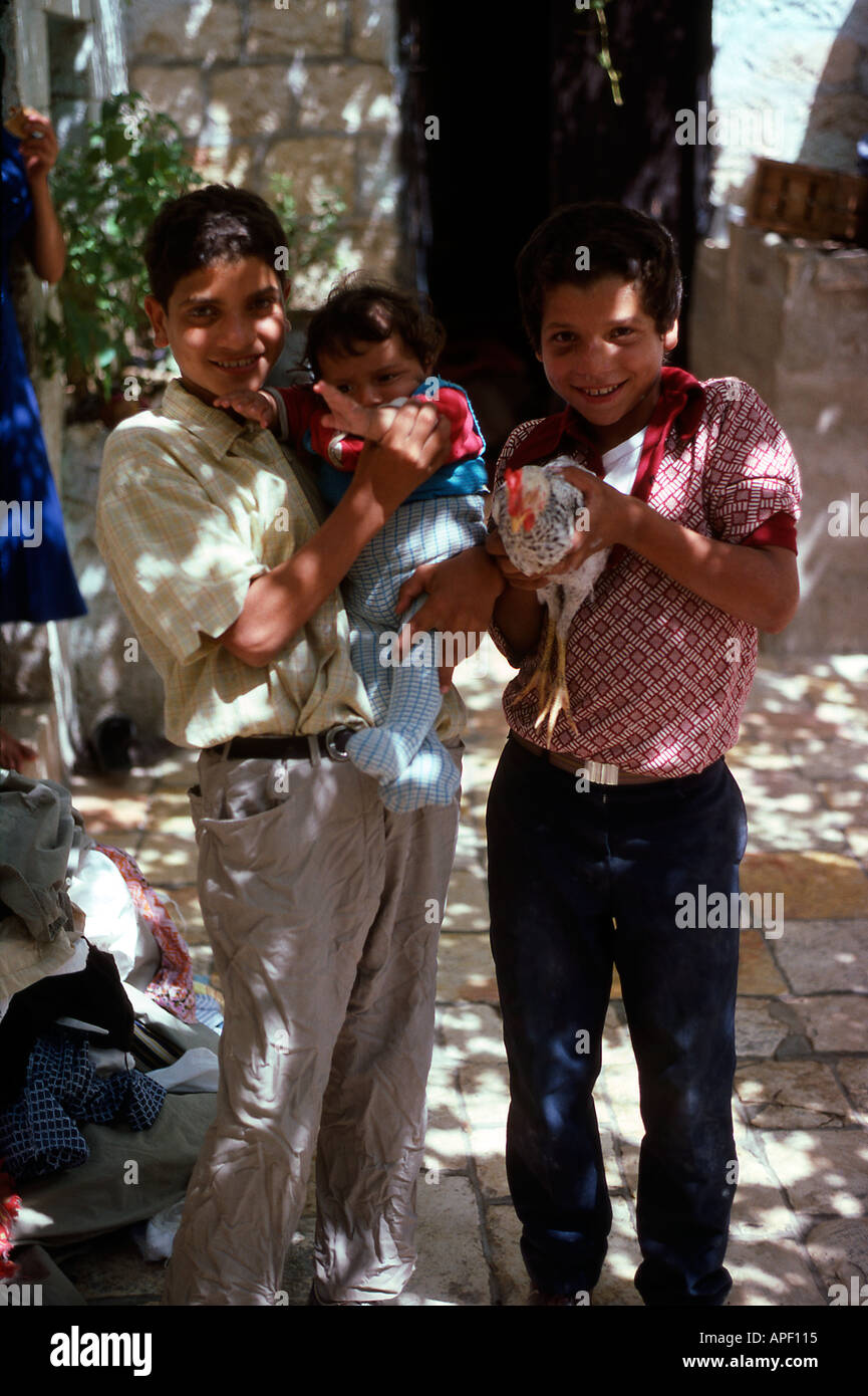 Niños de Jerusalén con el bebé y pollo en 1979 Foto de stock