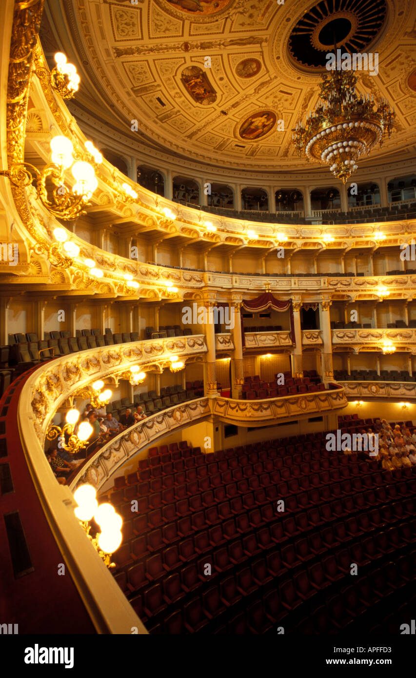 Interior de la Ópera Semper de Dresde Alemania Sajonia Foto de stock