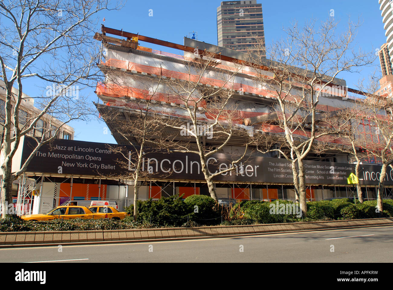 Alice Tully Hall Y La Escuela De Musica Julliard De Lincoln Center En El Upper West Side De Nueva York Estan Cubiertos De Andamios Fotografia De Stock Alamy