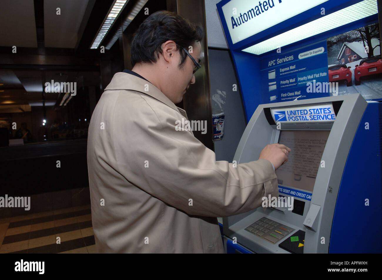 El cliente utiliza el Centro Postal automatizado en el Grand Central Post Office en NYC Foto de stock