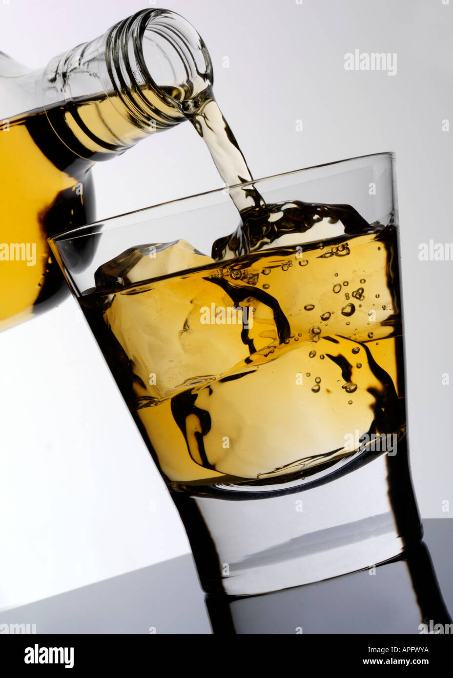 Verter una copa de whisky bourbon Fotografía de stock - Alamy