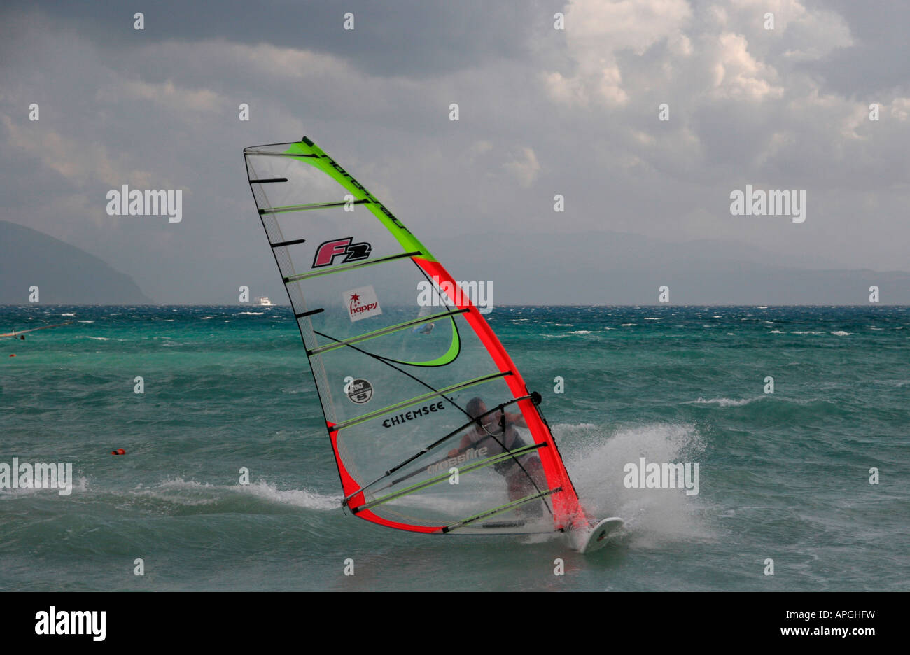 Una trasluchada en Vassiliki windsurf en la isla de Lefkas en Grecia  Fotografía de stock - Alamy