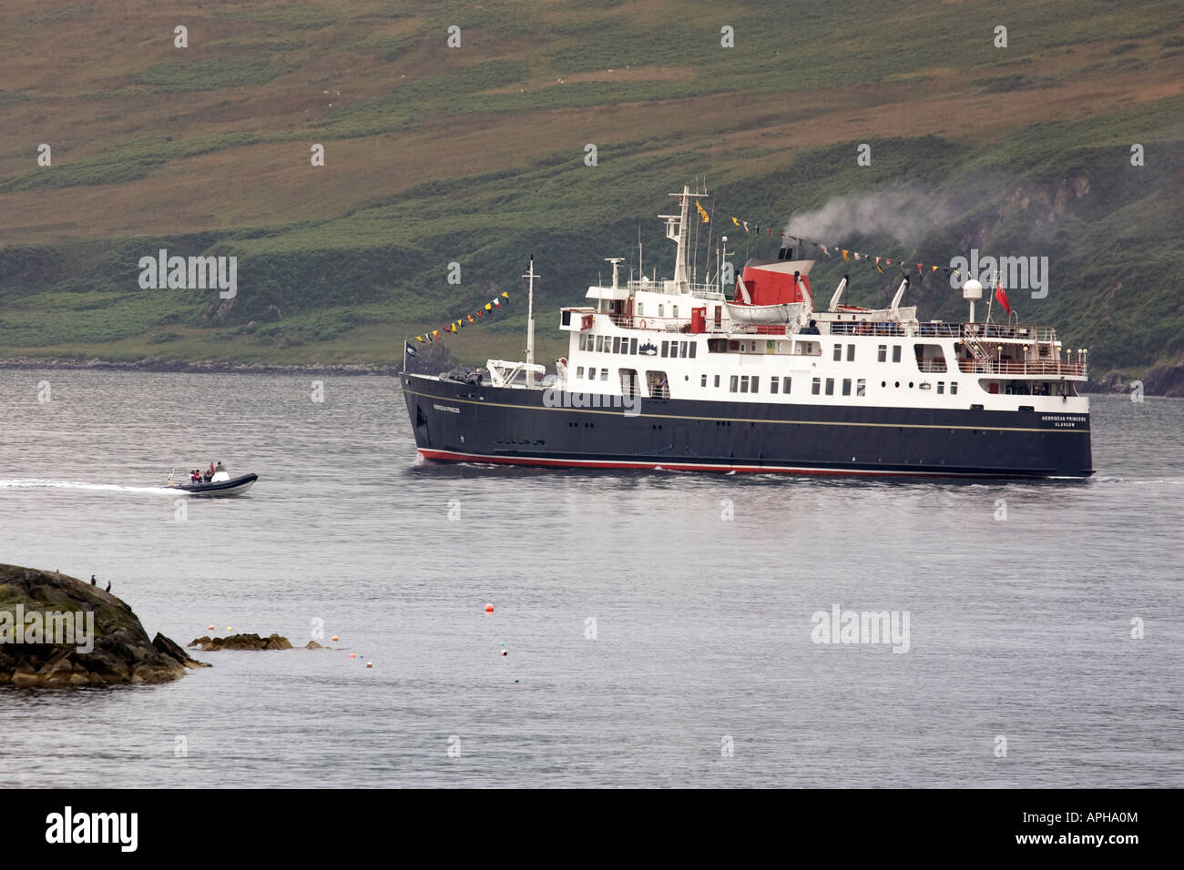 La Hebridean Princess Cruise Ship de la costa de Islay en la costa oeste de Escocia. Foto de stock