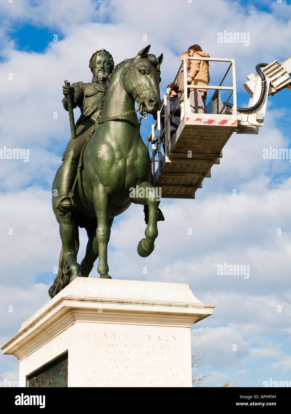 Equipo de restauradores que trabajan en la "estatua de Henri IV' 'Place du Pont Neuf' 'Ile de la Cite' París Francia Foto de stock