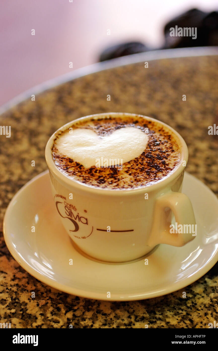 Cappuccino italiano con espuma de leche en forma de corazón, Toscana, Italia  Fotografía de stock - Alamy