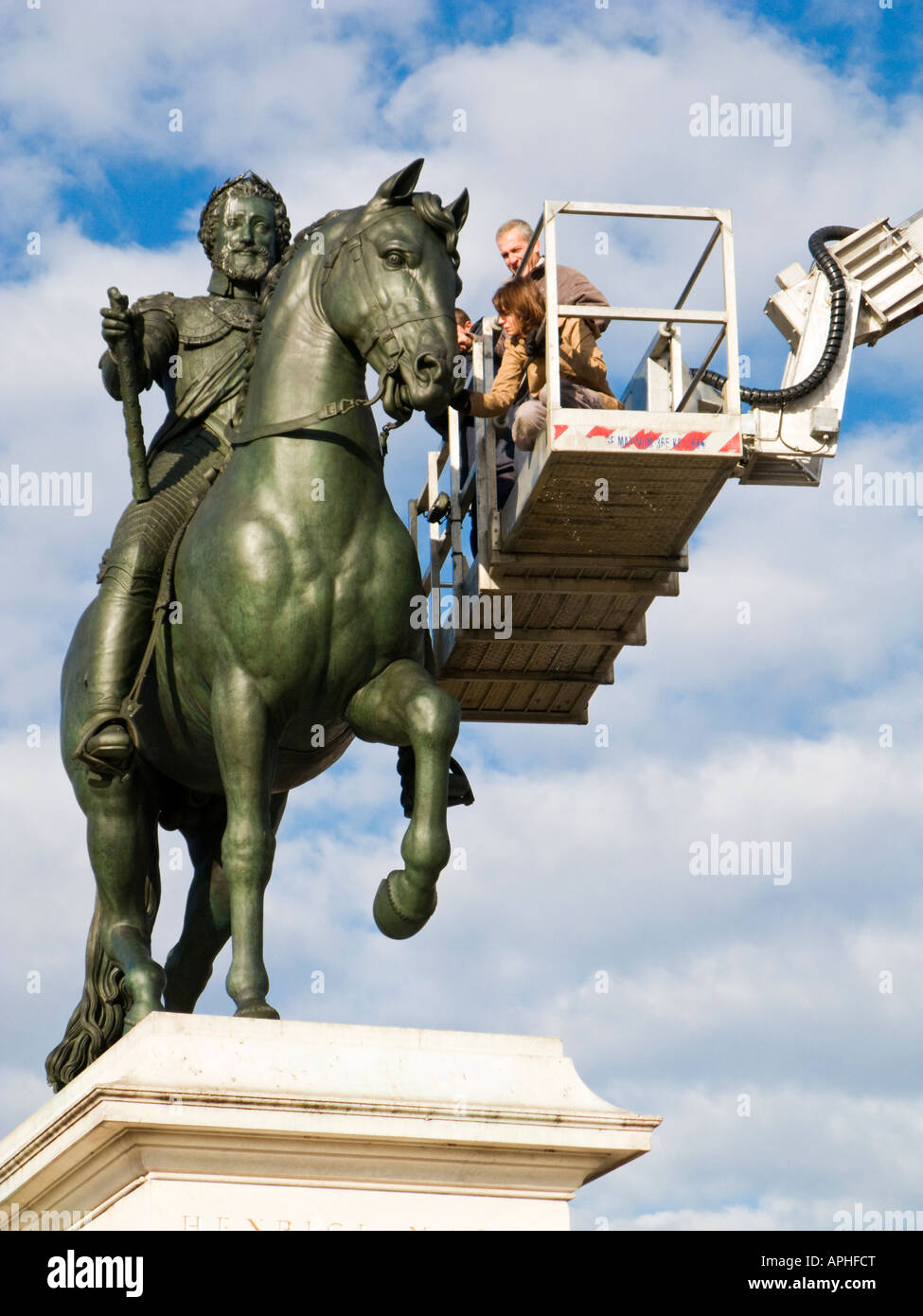 Equipo de restauradores que trabajan en la "estatua de Henri IV' 'Place du Pont Neuf' 'Ile de la Cite' París Francia Foto de stock
