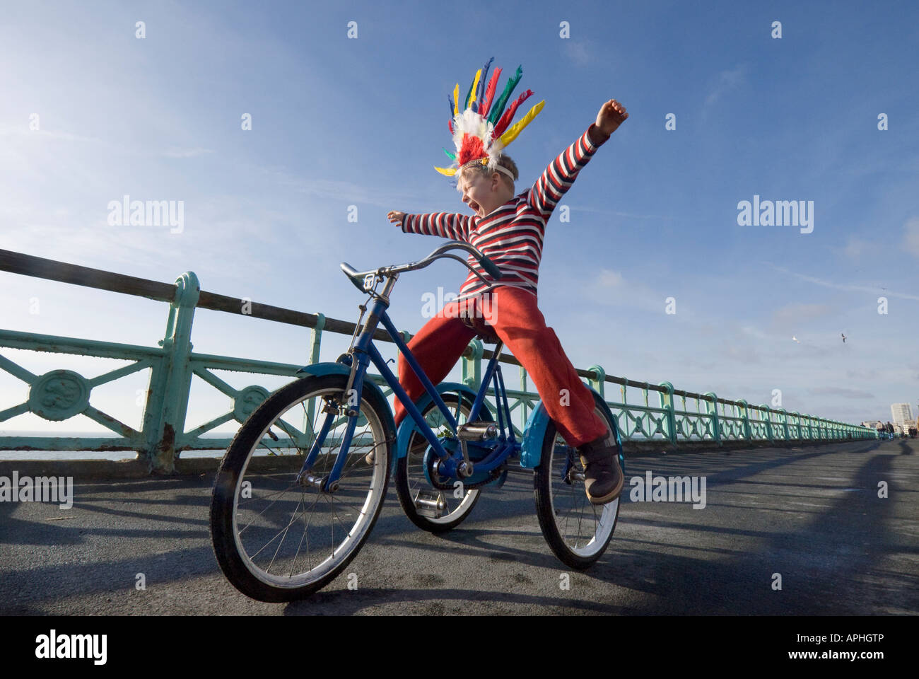 4-6 años chica rojo de bicicletas para niños en un camino en la costa  báltica Fotografía de stock - Alamy
