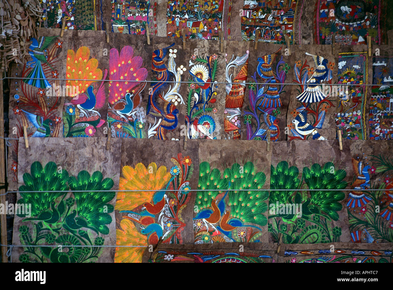Pintura de colores brillantes de la flora y la fauna pintada sobre trozos  de corteza de árbol aparece en la ciudad de Taxco, Guerrero región México  Fotografía de stock - Alamy