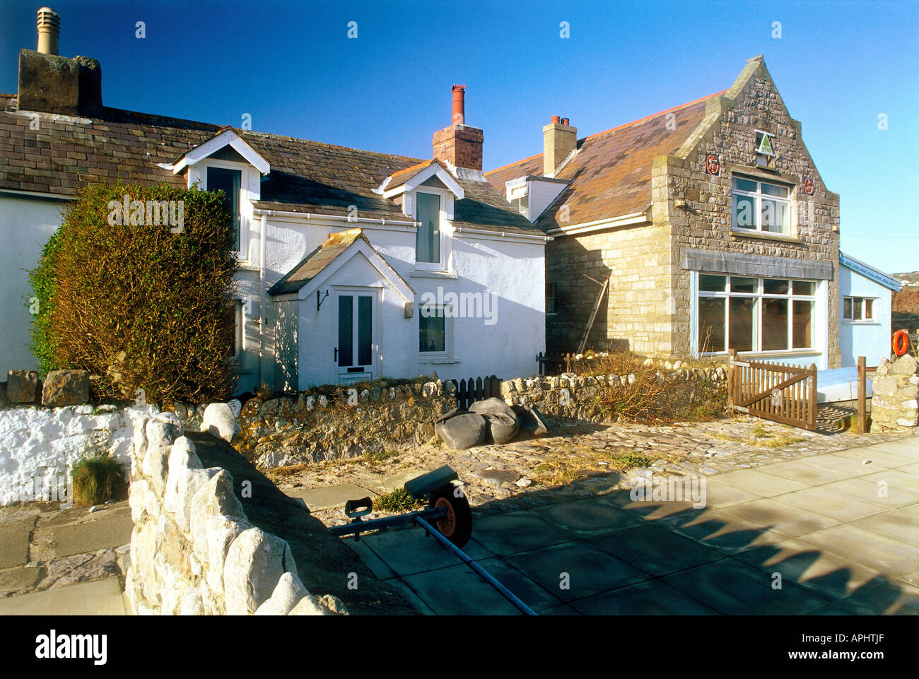 Exrerior de contrabandistas Cottage y Youth Hostel en Puerto Einon en la costa de la herencia de Gower Foto de stock