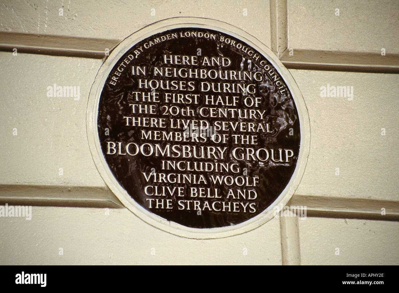 Placa conmemorativa a varios miembros del Grupo Bloomsbury, quien vivió en la zona durante la primera mitad del siglo XX, Londres, Inglaterra Foto de stock