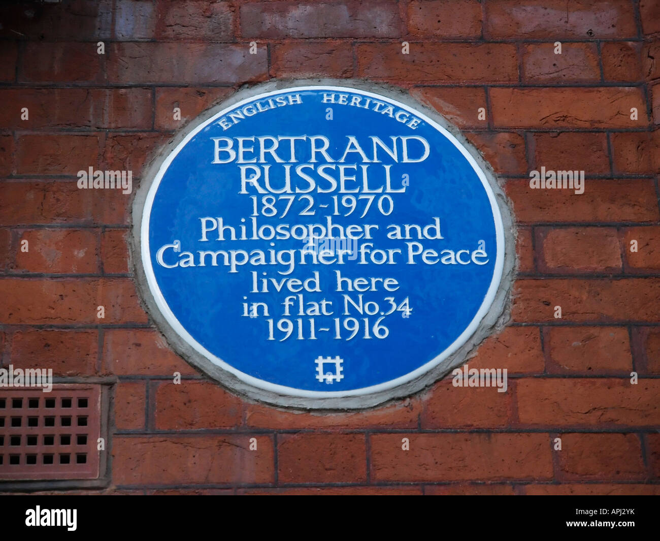 Placa azul. Bertrand Russell filósofo y activista por la paz vivida en 34 Russell Chambers, enterrar, Camden WC1 Foto de stock