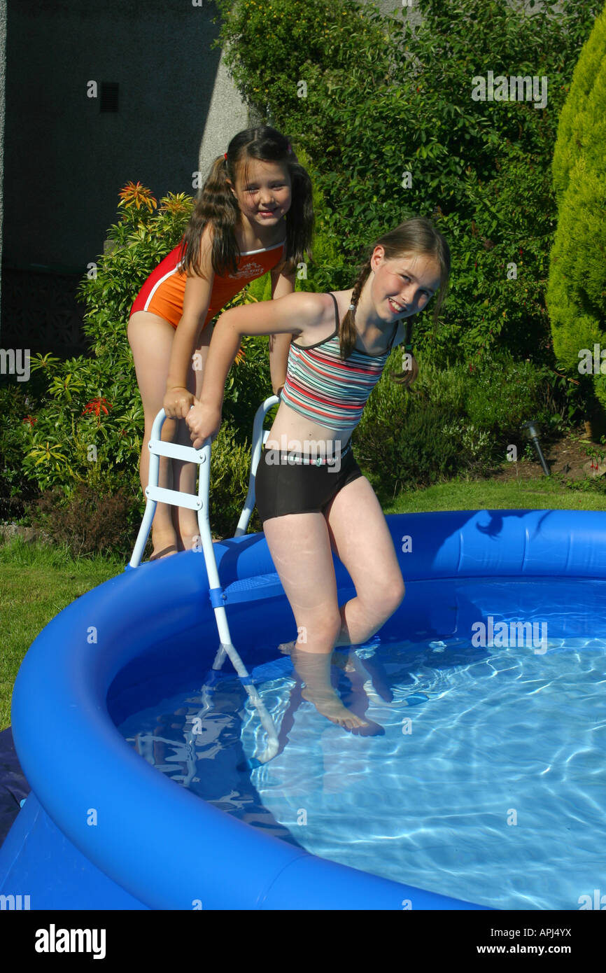 Pulido Interpretativo Hábil Dos niñas en la pequeña piscina Fotografía de stock - Alamy
