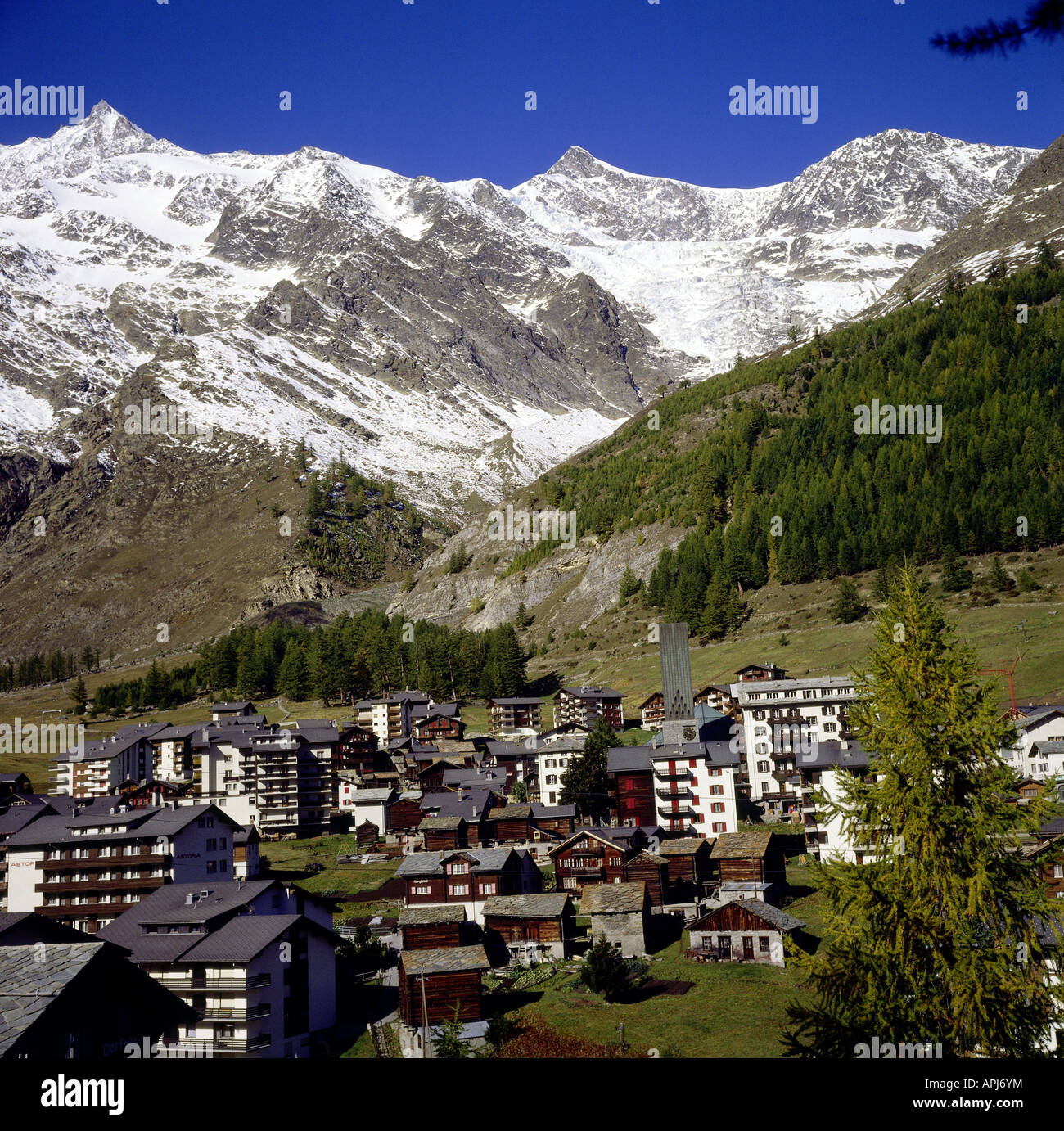 Geografía / viajes, Suiza, Valais, Saas Fee con Alphubel, Monte Taeschhorn y Monte Dom, pueblo, , Foto de stock