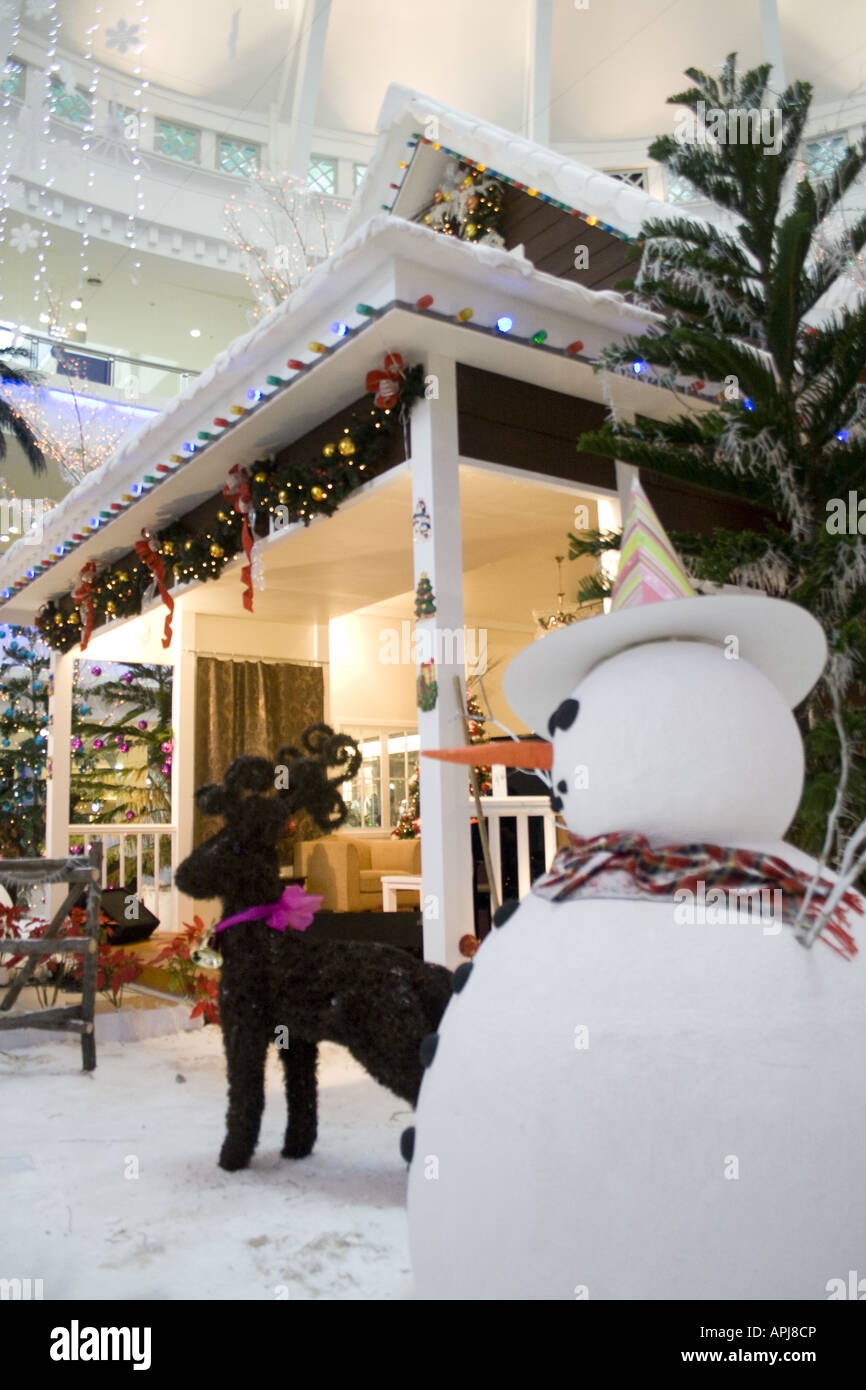 Pantalla de Navidad en el centro comercial de curva en Kuala Lumpur, Malasia Foto de stock