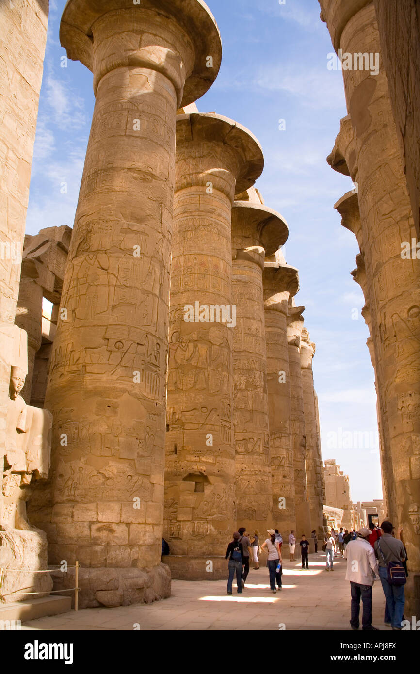 La sala hipóstila salen Templo de Karnak en Luxor, Egipto Foto de stock