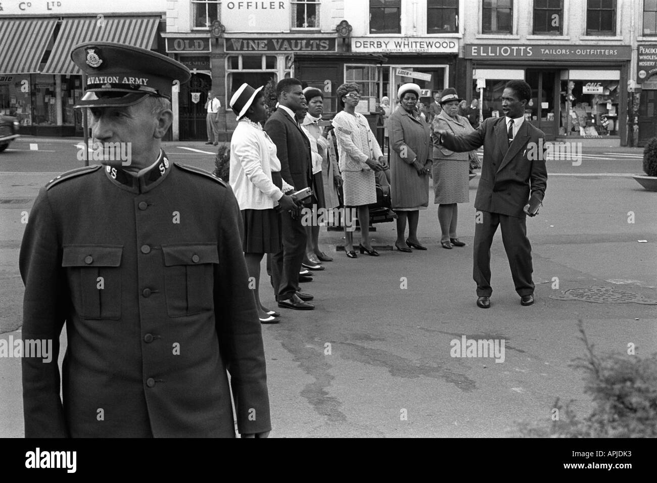 Ejército de Salvación y un grupo afrocaribeño de la iglesia cristiana británica negra predicando en la calle Derby centro de Inglaterra. 1970. A CARGO DE HOMER SYKES Foto de stock