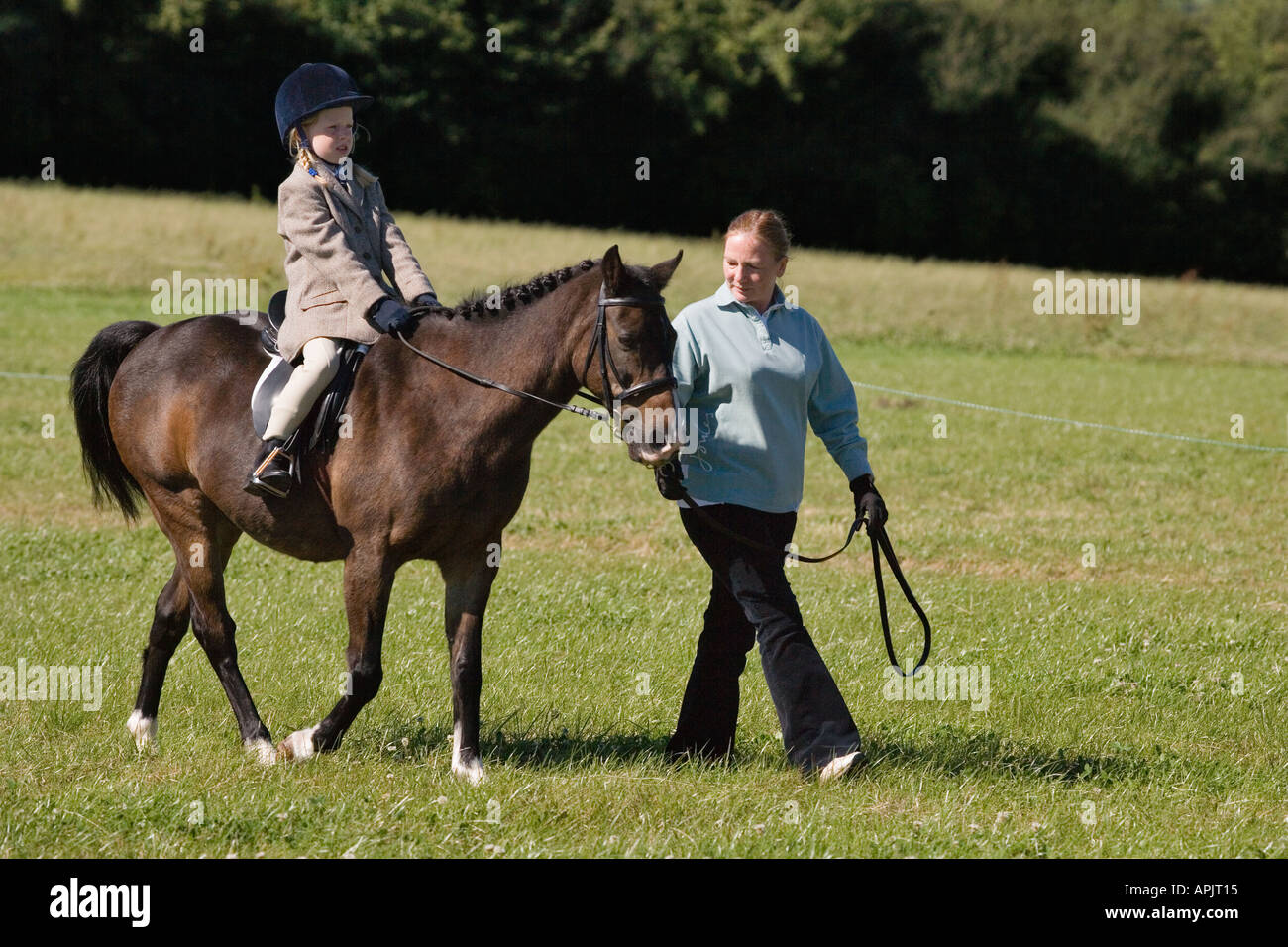 A partir de los ocho años de edad NIÑA CABALLO PONY en traje de equitación  ropa con líderes adultos PONY UK Fotografía de stock - Alamy