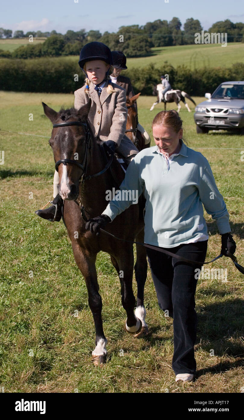 A partir de los ocho años de edad CABALLO PONY en traje de equitación ropa con líderes adultos pony en poney club evento UK Fotografía de stock - Alamy