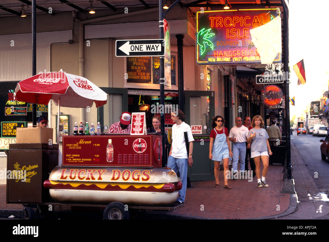 La Bourbon Street de Nueva Orleans hot dog perros personas Foto de stock