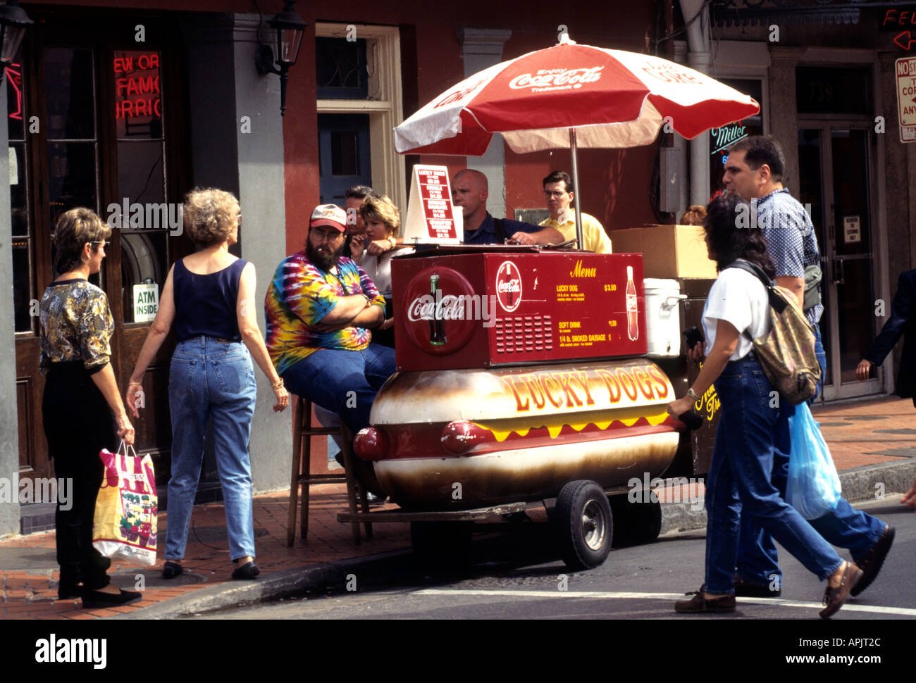 La Bourbon Street de Nueva Orleans hot dog perros personas Foto de stock