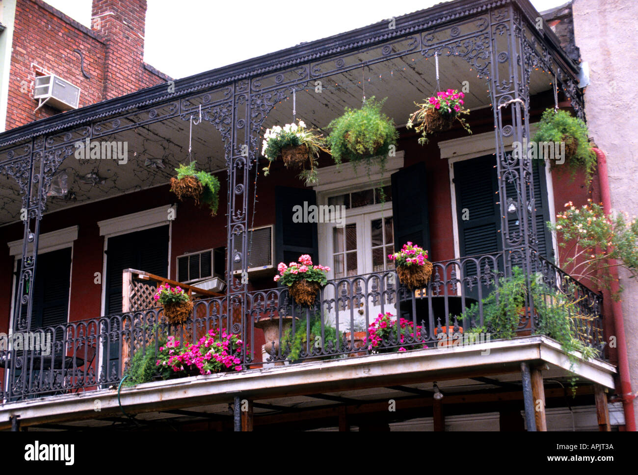 Bourbon Street New Orleans balcón casa Flores Foto de stock