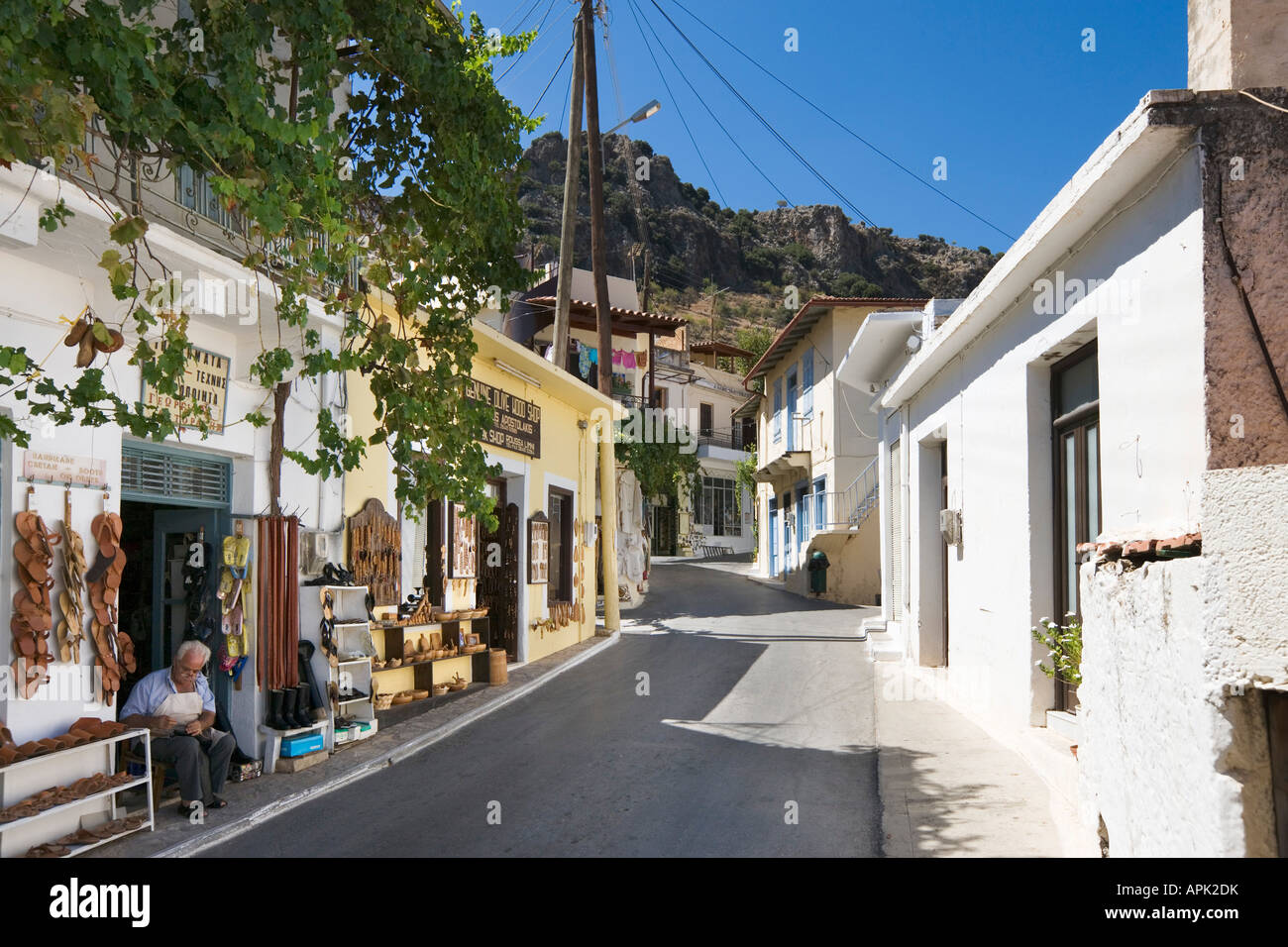 Taller y Tienda de madera de olivo, aldea de montaña de Kritsa, cerca de Agios Nikolaos, en la costa noreste, Creta, Grecia Foto de stock