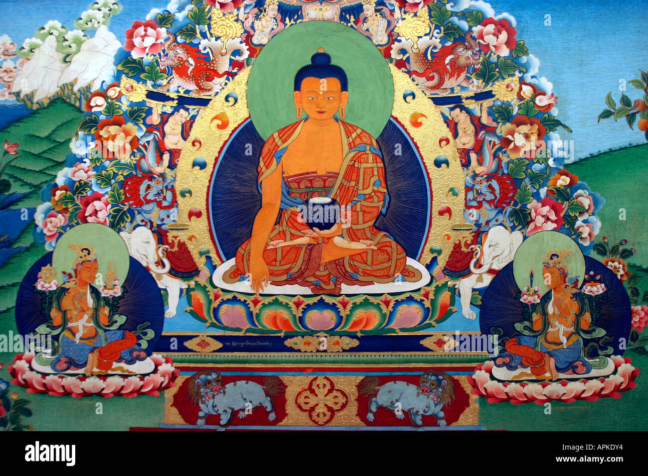 India Himachal Pradesh Sidhpur Instituto Norbulinka templo budista monasterio de decoración de pintura Foto de stock