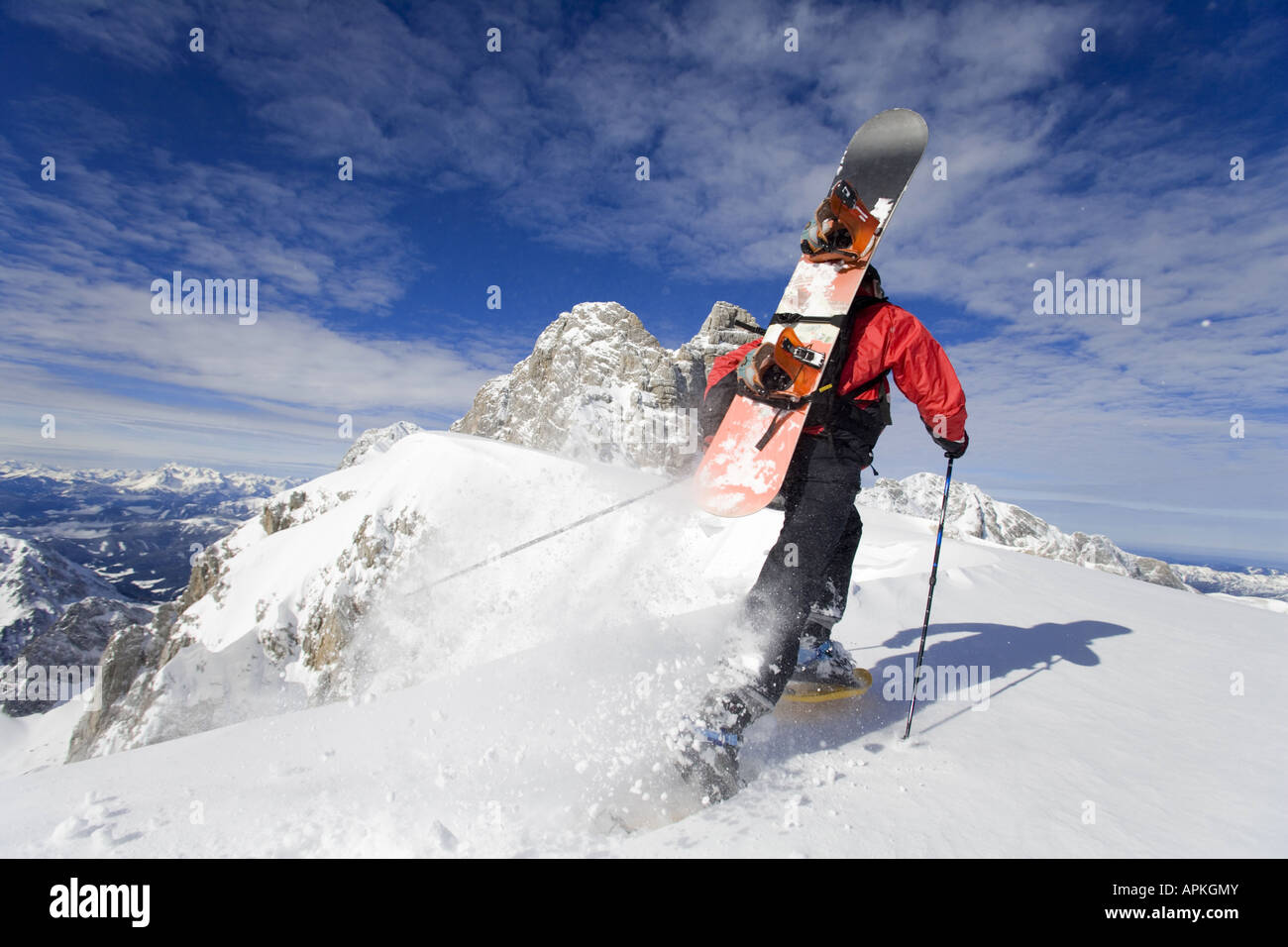 Hombre con snowboard sobre su espalda en raquetas de nieve, Austria  Fotografía de stock - Alamy