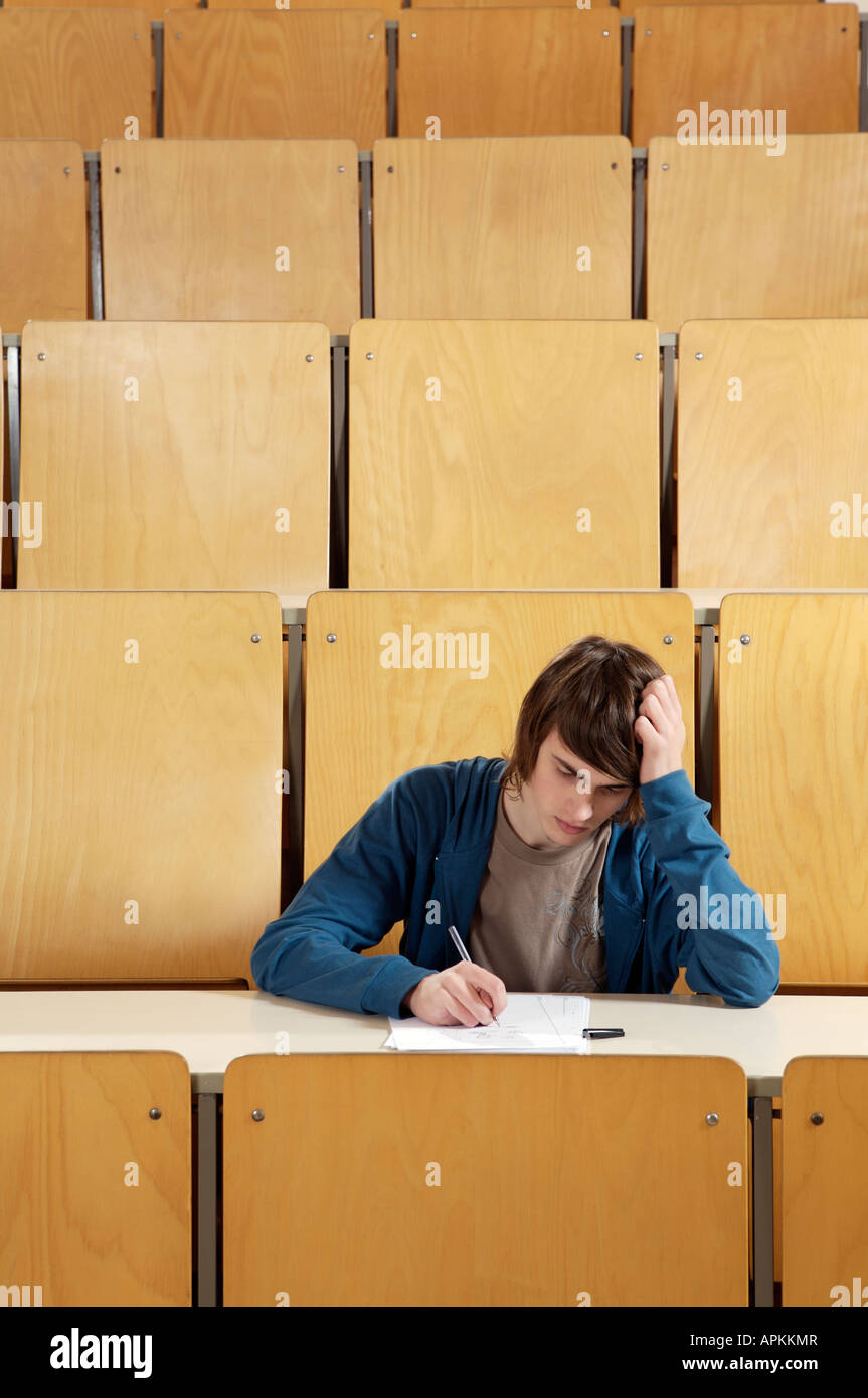 Estudiante en el aula Foto de stock