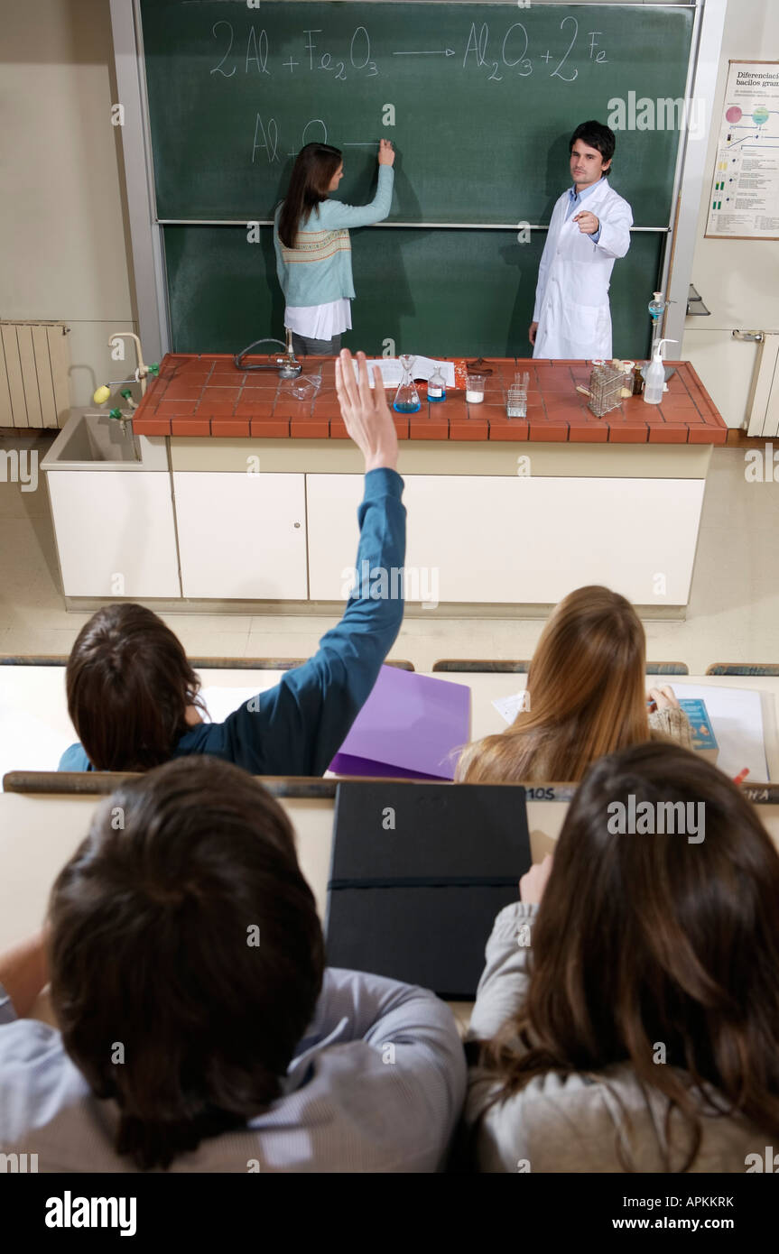 Los alumnos y el profesor en el aula Foto de stock