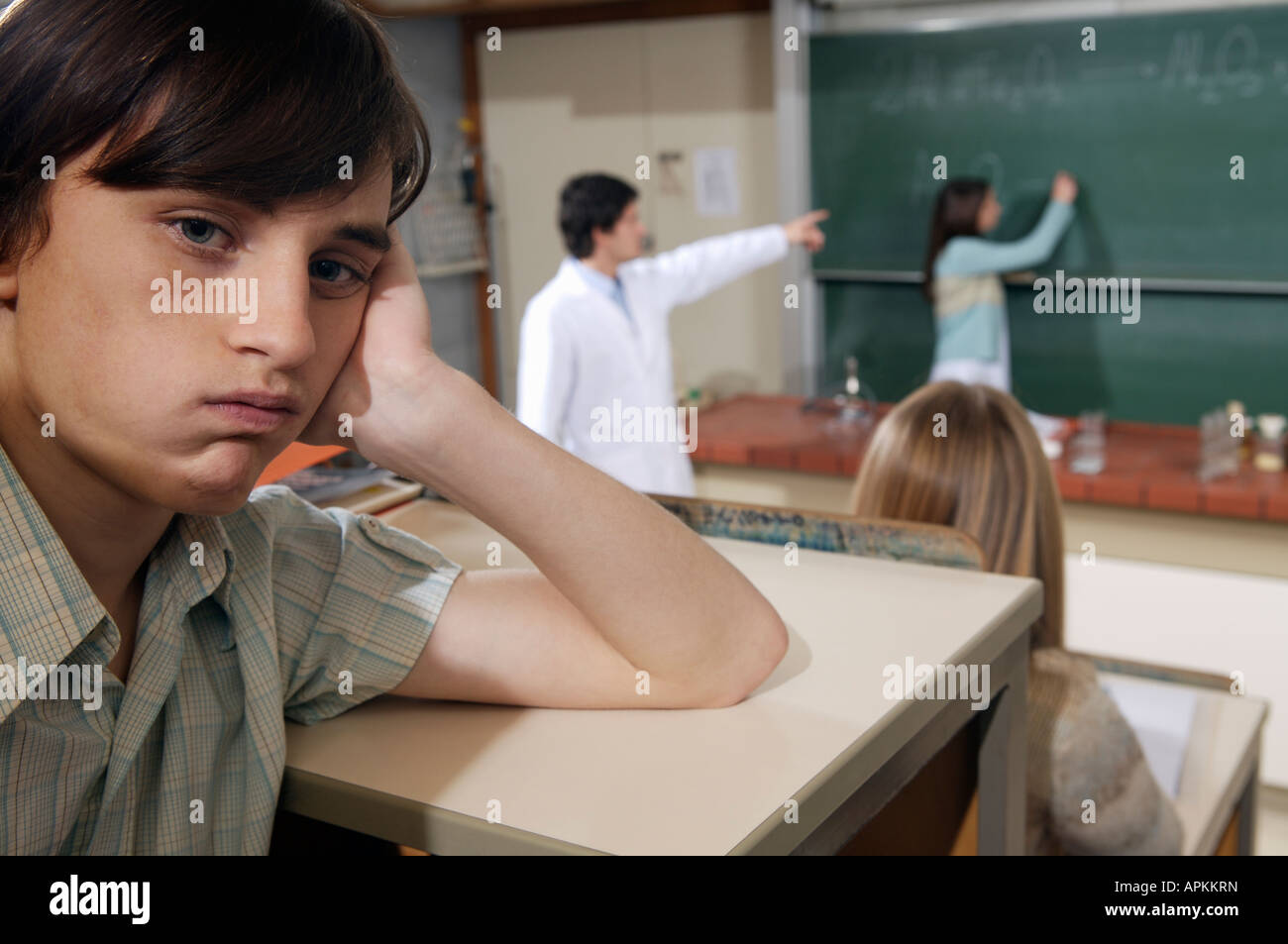 Los alumnos y el profesor en el aula Foto de stock