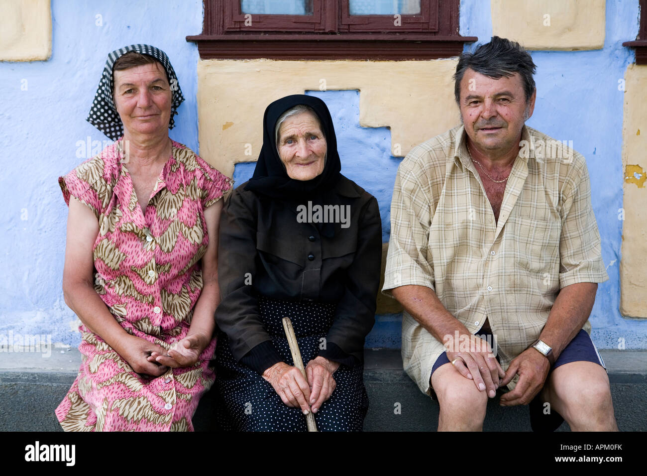 Una familia de campesinos, en Transilvania, Rumania Foto de stock