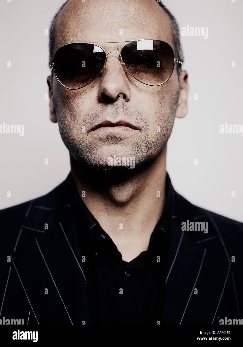 El gángster con gafas de sol Fotografía de stock - Alamy
