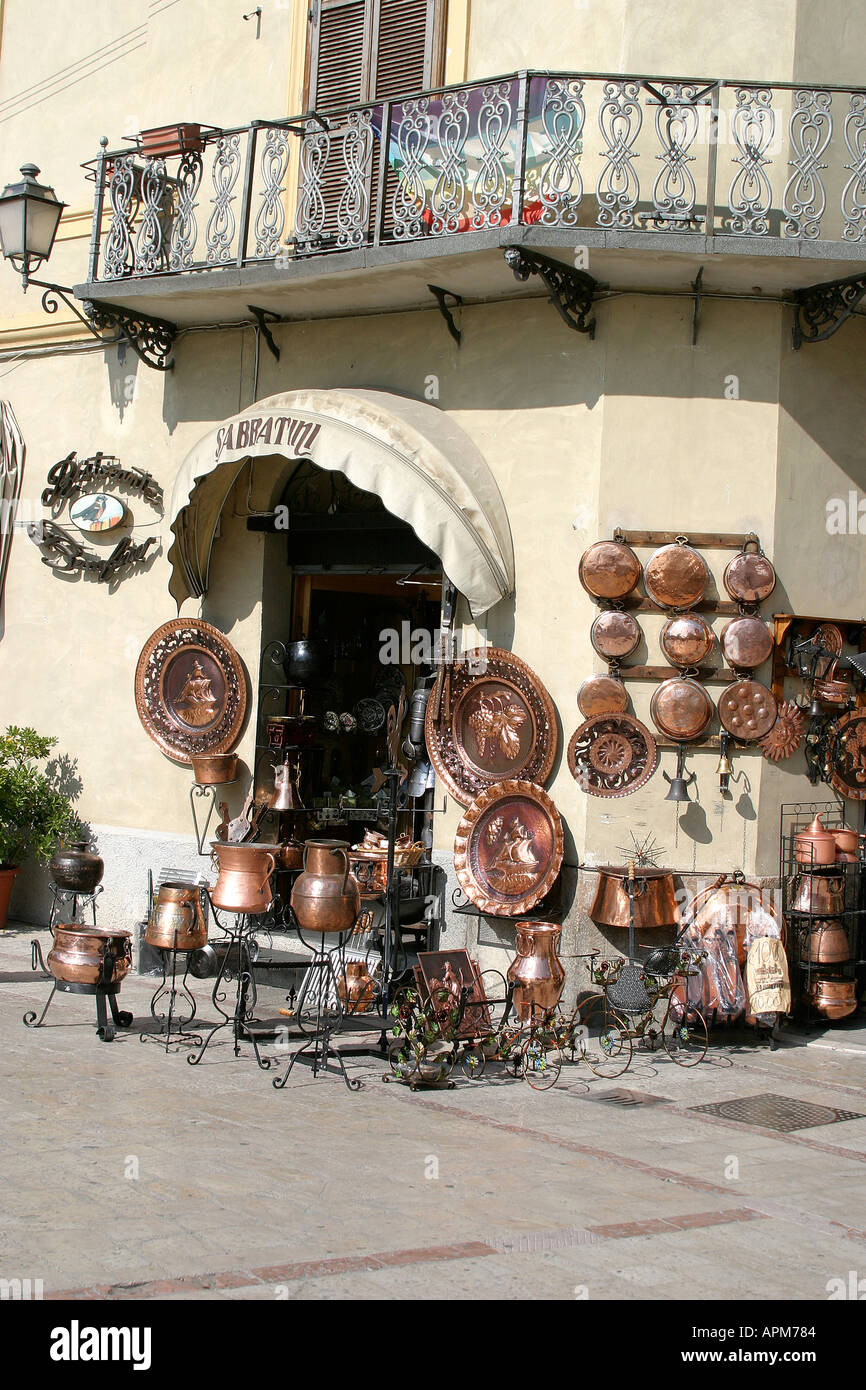 Caldereros shop en Norcia piazza,square, Norcia Umbría Italia Foto de stock