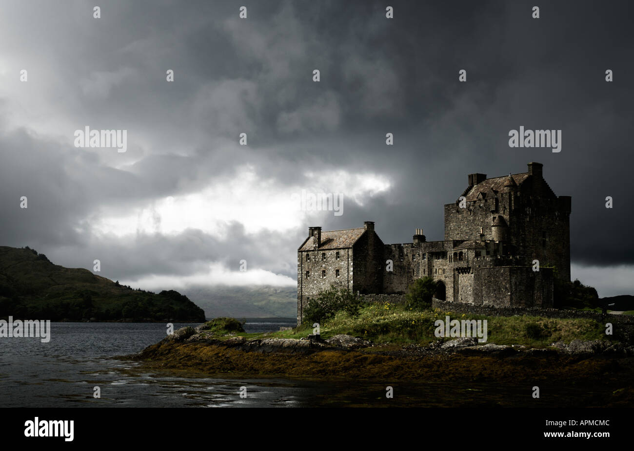 Castillo de Eilean Donan situado en Loch Duich Escocia Foto de stock