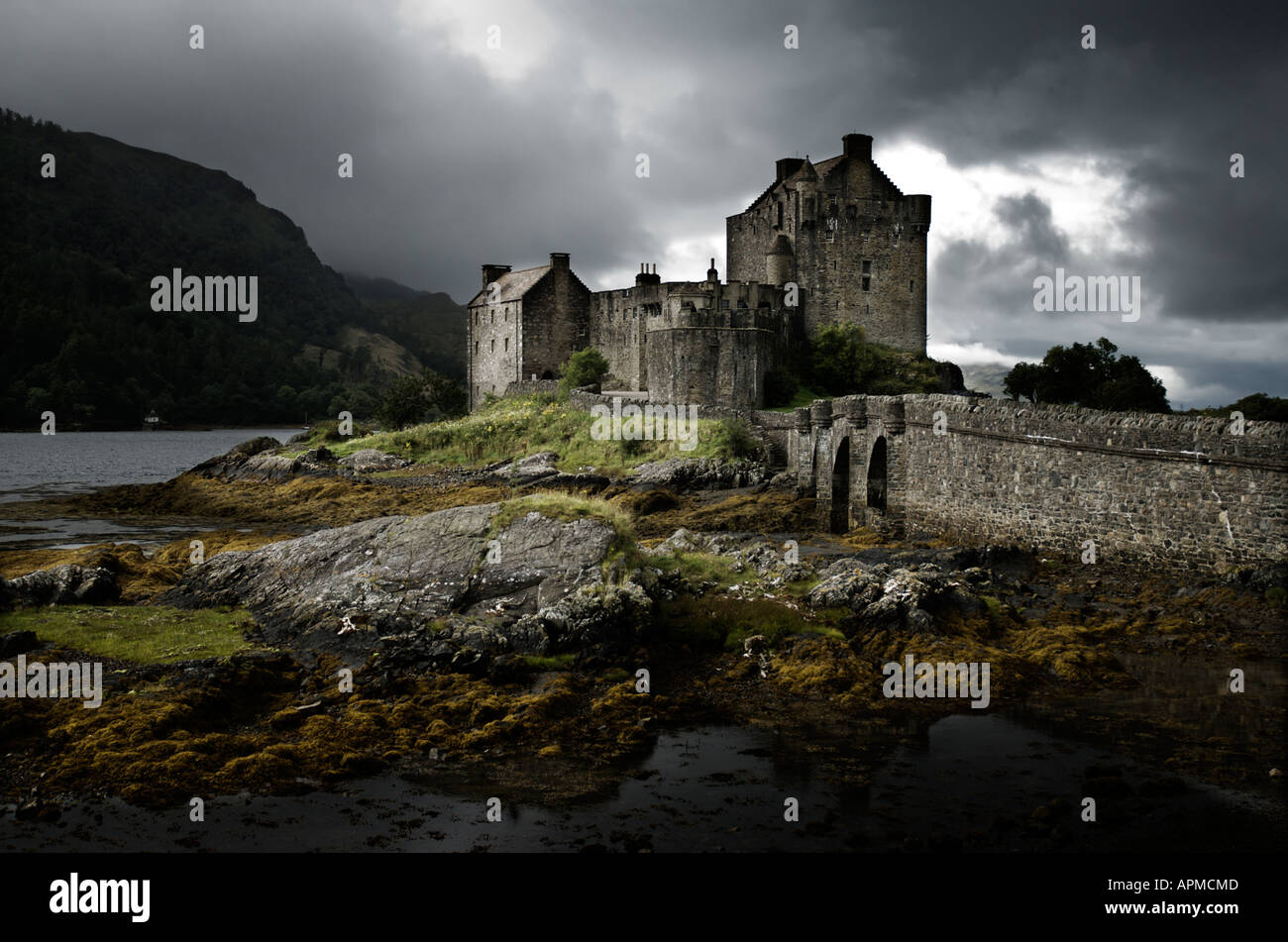 Castillo de Eilean Donan en Loch Duich Escocia Foto de stock
