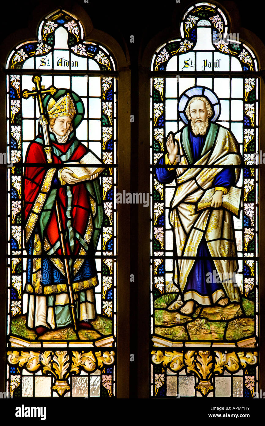 Las vidrieras de la iglesia parroquial de la aldea de Hovingham en North Yorkshire en Gran Bretaña Foto de stock