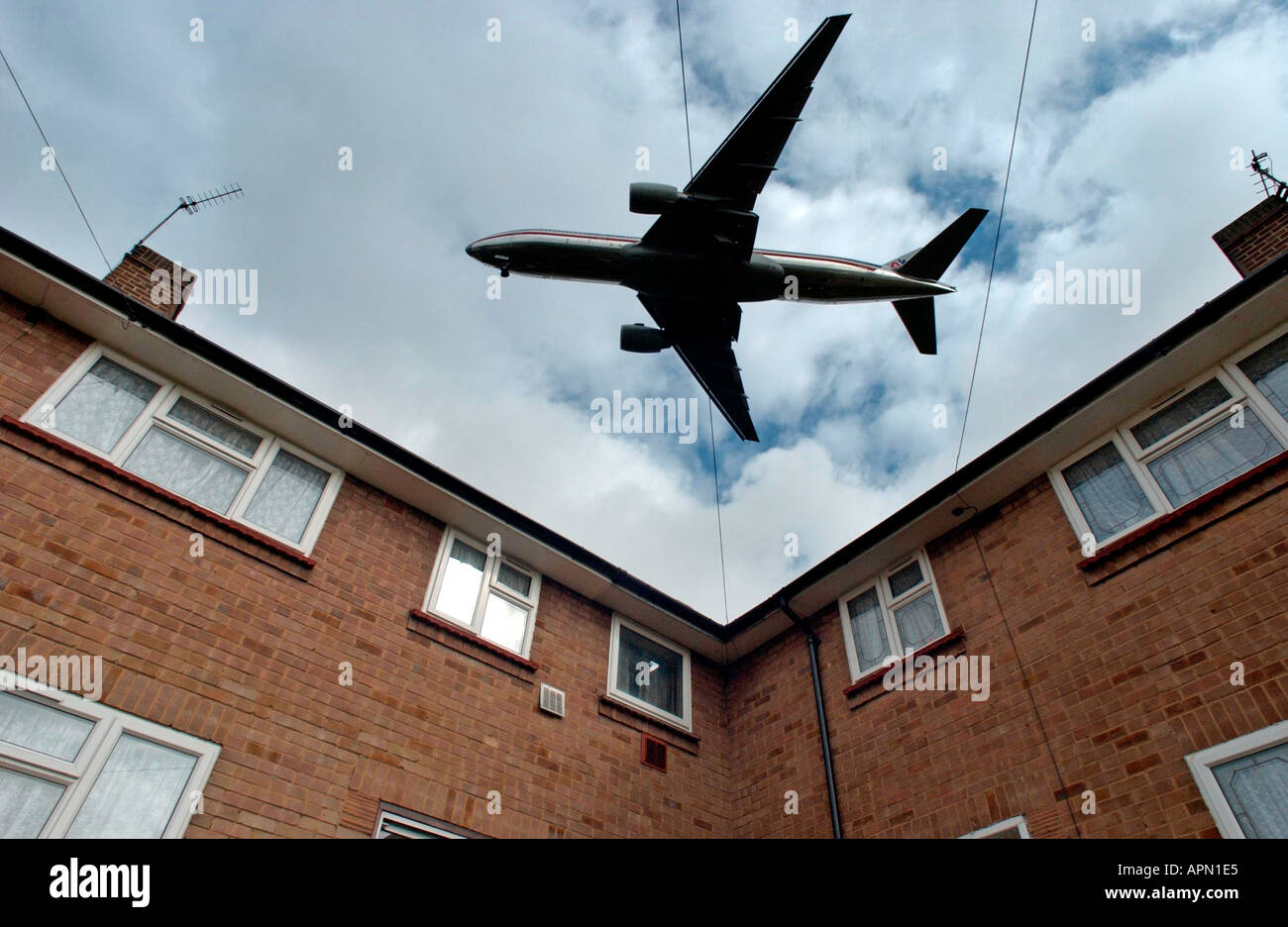 Un chorro entra en tierra en el aeropuerto de Heathrow a través de casas en Hatton cerca de Hounslow Foto de stock