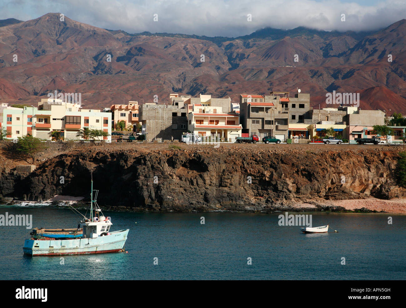 Puerto de Porto Novo, con las montañas detrás de Santo Antao en islas de Cabo Verde Fotografía
